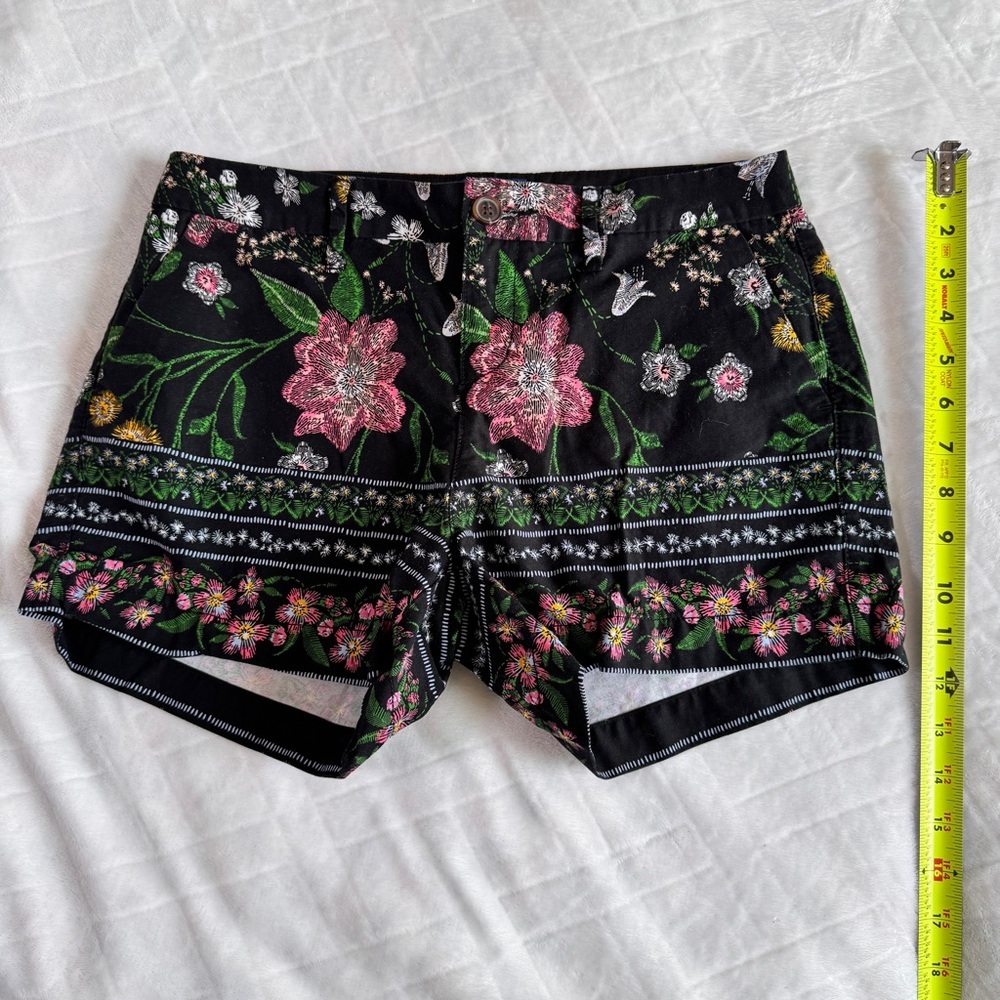 Old Navy Floral Black Women's Everyday Shorts - Size 2 - Picture 2 of 14